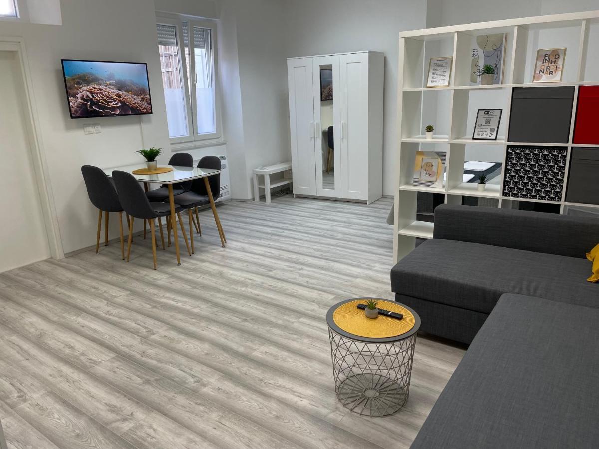 Apartment Studio Beauty In Centar พูลา ภายนอก รูปภาพ