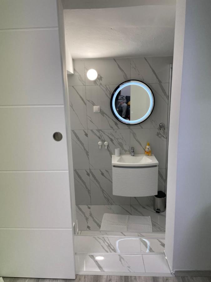 Apartment Studio Beauty In Centar พูลา ภายนอก รูปภาพ